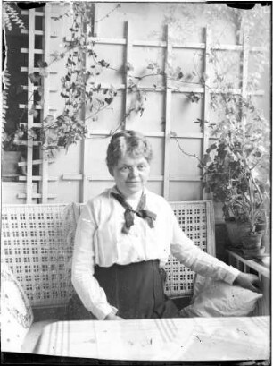Wohnung der Familie Knochenhauer, Veranda? Fanny Knochenhauer, auf einer Korbbank sitzend : Kattowitz, Friedensstraße 2. Wohnung der Familie Knochenhauer, Veranda? Fanny Knochenhauer, auf einer Korbbank sitzend