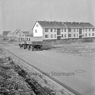 Klosterbergen: Böhmekoppel: hinten rechts Wohnblock: links daneben Garagentrakt vor Fertigstellung: dahinter Einfamilienhäuser: davor Lkw mit Anhänger: Winter