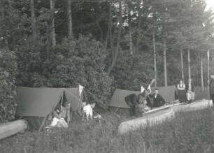 Wasserwanderung Regensburg-Wien der sächsischen Teilnehmer des Arbeiterjugendtreffens am 15. Juli 1929 in Wien. Familien vor den Zelten