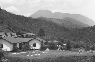 Kleine Teefabrik : Gebäude in einer bergigen Landschaft
