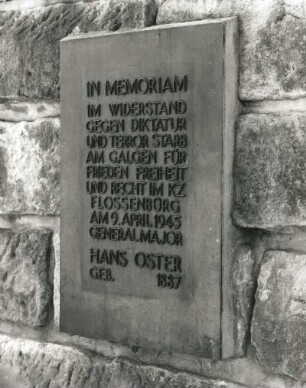 Grabanlage für Hans Oster : Grabanlage für Hans Oster. Holzkreuz, Sandsteintafel, Metallbuchstaben (ab 1945). Gedenktafel. Dresden-Neustadt, Albertstadt, Nordfriedhof (Garnisonsfriedhof)