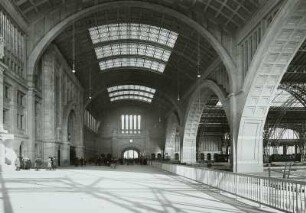 Leipzig, Hauptbahnhof : Leipzig. Hauptbahnhof (1909-1915; W. Lossow, M. H. Kühne). Empfangsgebäude, Querbahnsteighalle