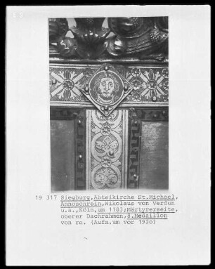 Annoschrein — Dach mit Szenen aus dem Leben des heiligen Anno — Dachschräge der Märtyrerseite — Dachrahmen mit vegetabilen Ornament und Portraitplättchen von Heiligen — Plättchen mit Heiligem