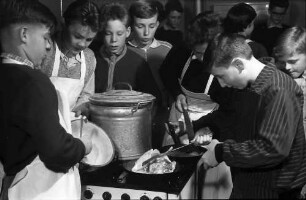 Freiburg: Adelhauser Schule; Jungen lernen Kochen; Jungen am Kochherd beim Pfannkuchenbacken