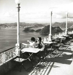Rio de Janeiro, Brasilien. Blick von der Aussichtsterrasse auf dem Zuckerhut (Pão de Açúcar "Zuckerbrot") über die Bucht von Guanabara nach Nordosten gegen Niterói