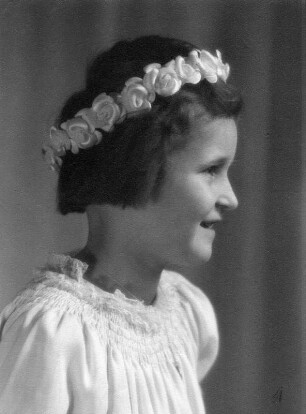 Kinderbilder. Porträt eines kleinen Mädchens mit Blumenkranz im Haar (vielleicht zur Erstkommunion)