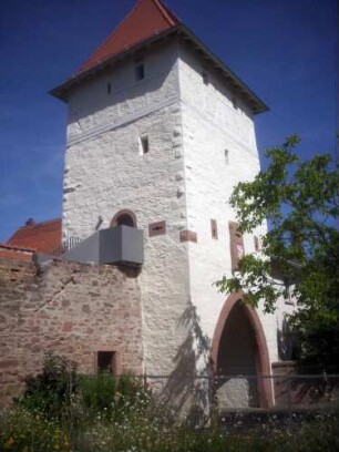 Stadtbefestigung-Stadttor (oberes Tor) - Torturm von Südwesten über Feldseite mit anschließender Stadtmauer (Wehrgang abgetragen) sowie Eingang ins Mittelgeschoß