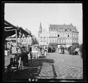 Cambrai (Dep. Nord, Frankreich): Marktplatz mit Ständen und Markbesuchern, im Hintergrund die Kirche