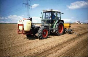 Fotografie: Traktor, Geräteträger, Trägerfahrzeug, Feldspritze angebaut, Einzelkornsämaschine