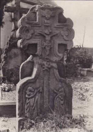 Friedhof. Grabkreuz, Sandstein
