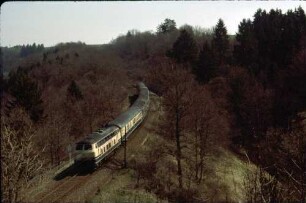 Schrozberg Lok 218 414 Eilzug UL-F BDüm-Wagen Bnb-Wagen Bahndamm