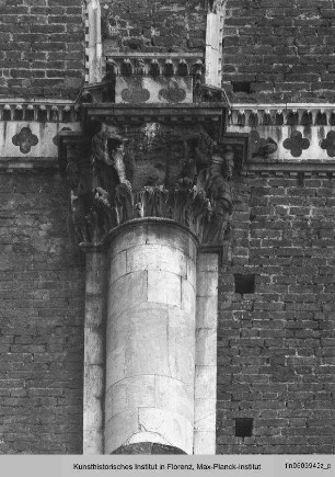 Pfeilerkapitell mit Standfiguren und Akanthusornamenten