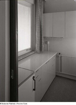 Vierraumwohnung des Typs WBS 70. Küche mit Kühlschrank, Arbeitsstrecke und Hängeschränken
