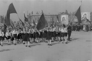 Demonstration zum 1. Mai 1951 in Berlin : Pioniere im Demonstrationszug