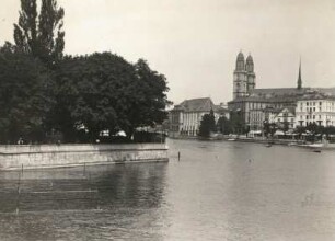 Zürich, Schweizer Mittelland. Blick über die Limmat gegen Sonnenquai und Großmünster