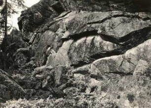 Vogtland. Rehhübel bei Falkenstein. Faltenscharnier im Grauwackenquarzit (Kambrium)