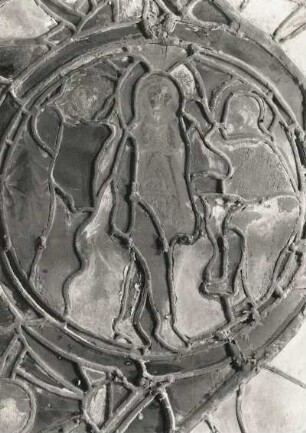 Erfurt. Barfüßerkirche. Chor. Farbige Glasfenster (nach der Restaurierung 1960). Südostfenster, Mittelbahn, Zeile 9: Taufe Christi. Gesamtaufnahme. Zustandsaufnahme, Rückseite (Auflicht Kreismedaillon, Durchmesser 30 cm, spätromanisch)