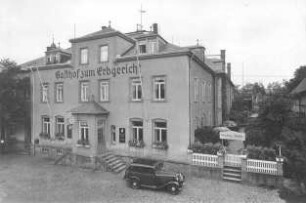 Großerkmannsdorf (Radeberg-Großerkmannsdorf), Hauptstraße 35. Gasthof zum Erbgericht. Straßenansicht mit Eingang zum Garten und parkendem PKW