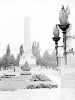 Blick auf das Sowjetische Ehrenmal in der Schönholzer Heide in Berlin (Ost)