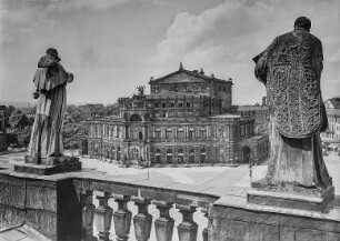 Opernhaus : Blick von der Attika der Katholischen Hofkirche zum Opernhaus