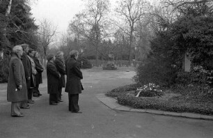 Kranzniederlegung am Grab des ehemaligen Karlsruher Oberbürgermeisters Karl Schnetzler auf dem Karlsruher Hauptfriedhof