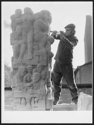 Wieland Förster : Portrait des Bildhauers Wieland Förster, arbeitend an seiner Stele für Karl-Marx-Stadt (heute Chemnitz)