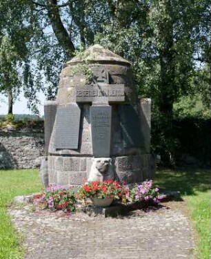 Kriegerdenkmal (Gefallenenehrenmal); Laubach, Unterm Helgenhaus (Friedhof)