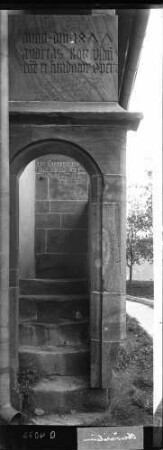 Oberöwisheim Evangelische Pfarrkirche Langhaus Südseite Außenkanzel - Aufgangsborgen mit Stiftungsinschrift datiert 1477