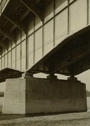 Kaditzer Brücke : Dresden, Kaditzer Elbbrücke, heute Flügelwegbrücke, Pfeiler am linken Flussufer