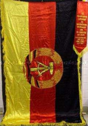 Ehrenbanner mit Fahnenschleife des ZK der SED und des Ministerrates zum 20. Jahrestag der DDR