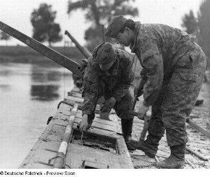 Deutschland . Nationale Volksarmee - Landstreitkräfte. Taktische Übung der Pioniertruppen. Pioniere bei Montagearbeiten auf einem Ponton