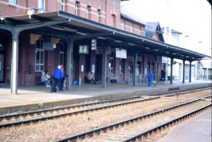 Blick entlang des Bahnsteiges 1, Richtung Erfurt