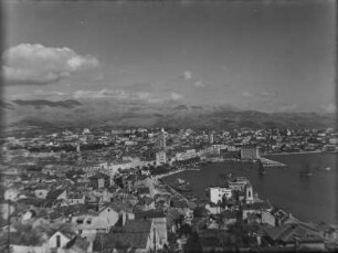 Stadt am Meer : Blick über eine Stadt mit Hafen