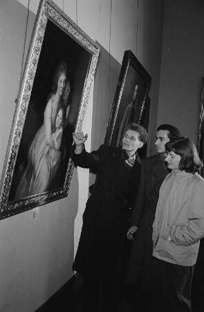 Blick in die Ausstellungsräume des Bildermuseums im Gebäude des ehemaligen Reichsgerichtes in Leipzig, Besucher betrachten ein Gemälde