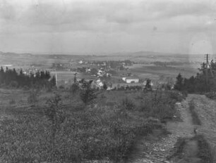 Landschaftsblick : Blick in ein Tal mit einem Dorf, von Feldern und Wiesen umgeben