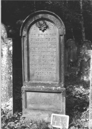 Grabstein 476 (Index: 99895580) Material: Sandstein Zustand: gut Maße HxBxT: 164x60x12 cm Beschreibung: Stele mit Rundbogenabschluss und kleiner Verdachung; Sockel Symbolik: Blüte: Grabstein 476 (1)