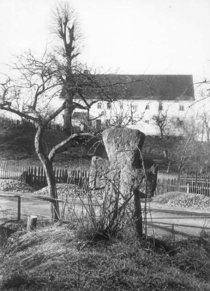 Steinkreuz : Langenhennersdorf, Steinkreuz (Tatzenkreuz) mit eingeritzter Armbrust an der Brücke über den Bach