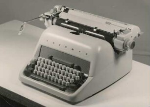 Büroschreibmaschine "matura standard" der Grundig-Electronic-Triumph-Adler-Vertriebs-GmbH