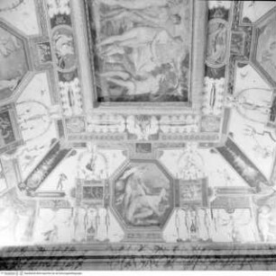 Groteskendekoration mit mythologischen Szenen