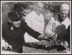 Reichssportführer Hans von Tschammer und Osten beim Ausgeben einer gegrillten Wurst