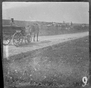 "Landschaft ganz bei Baccarat (Dep. Meurthe-et-Moselle, Frankreich)" mit Einspänner-Kutsche auf einem Feldweg, im Hintergrund eine Ortschaft