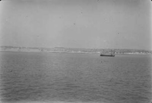Küste : Blick vom Meer aus auf ein Schiff vor einer Küste