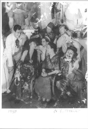 Gruppenfoto mit Etha Richter auf einer Faschingsfeier in Dresden