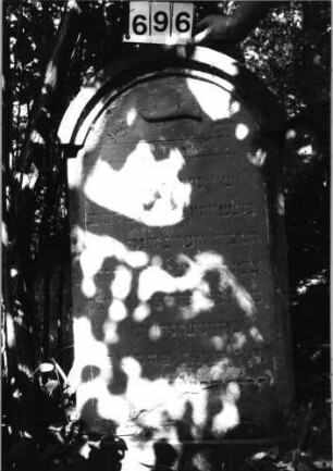 Grabstein 696 (Index: 99802098) Material: Sandstein Zustand: Inschr. verwitt/Textverl/unten abgebroch Maße HxBxT: 125x58x13 cm Beschreibung: Stele mit verdachtem Rundbogen Symbolik: Schofar: Grabstein 696