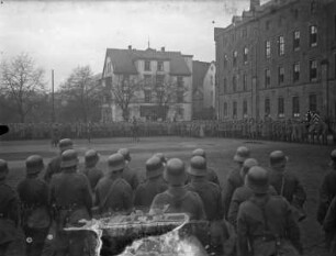 Marburg, Alte Jägerkaserne, Soldaten bei einem Appell