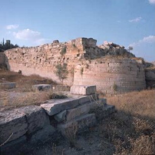 Eleusis. Rundturm. Mysterienstätte. Lykurgos- und Perikles-Mauer mit Rundturm, 5. Jh. v. Chr.