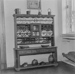 Möbel-Museum : Bautzen. Stadtmuseum. Tellerschrank mit Lausitzer Keramik