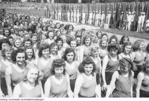 Leipzig. 3. Parlament der Freien Deutschen Jugend (FDJ). Sportübungen und -veranstaltungen im Jahn-Stadion, Pfingsten 1949