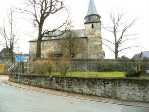 Ansicht von Norden mit Kirche (Kirchturm im Kern Frühgotisch-Langhaus Neubau 1838) im (aufgelassenem) Kirchhof über Kirchhofmauer (Wehrgang im 19 Jh abgetragen)