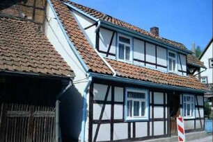 kleines Fachwerkhaus in der Ortsmitte, lange Schleppgaube